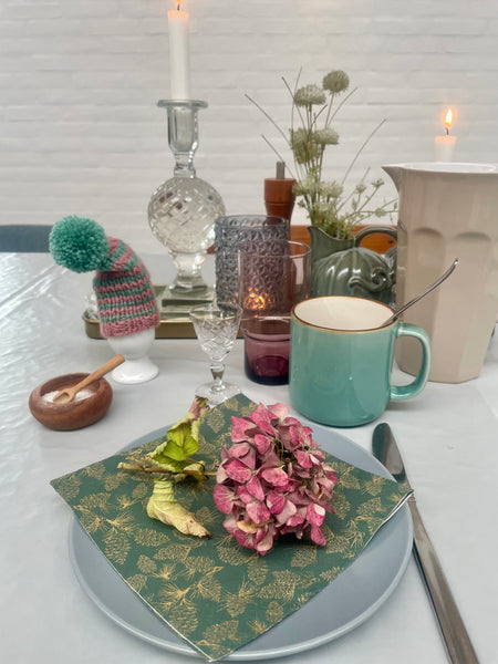 Æggevarmer ska Nissehue i lyserød og turkis strik med pom pom.