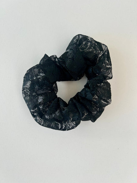 Sort tyl scrunchie med blomster.