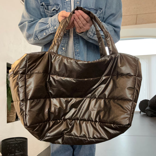 Shopper i brunt skinnende stof.