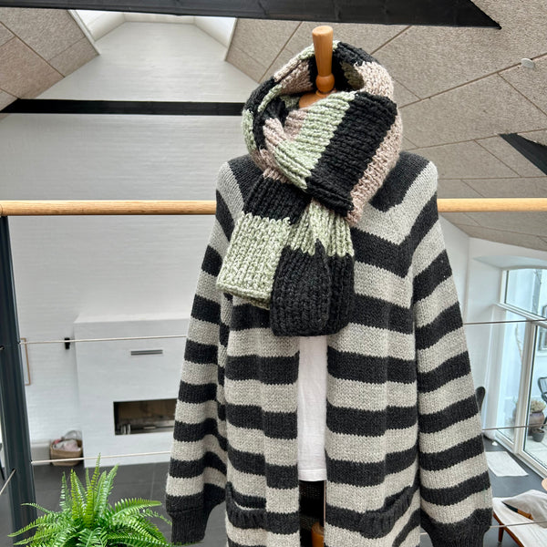 Storstrikket halstørklæde i meleret mint og nude med antracit.