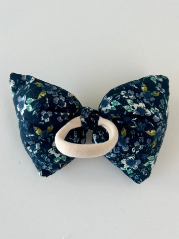 Fluffy blomstret sløjfe i blålige farver.