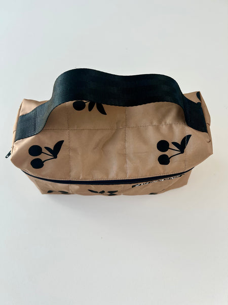 Rummelig toilettaske i beige med skønne kirsebær.