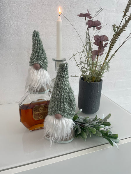 Håndlavede “Gnomer” i beige velour og med melerede grønne hjemmestrikkede huer (2stk).