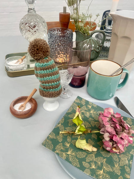 Æggevarmer aka Nissehue i brun og turkis strik