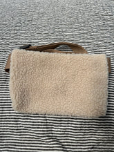Indlæs billede til gallerivisning Bæltetaske/crossbody i teddybear.
