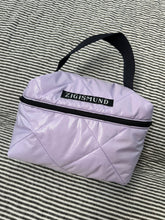 Indlæs billede til gallerivisning Toilet/makeuptaske i lyselilla med shine.
