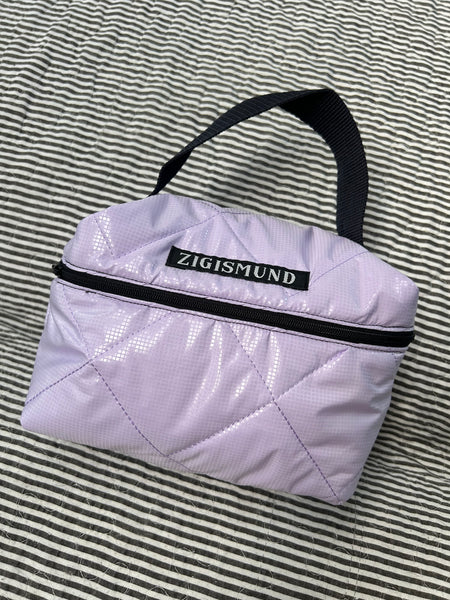 Toilet/makeuptaske i lyselilla med shine.