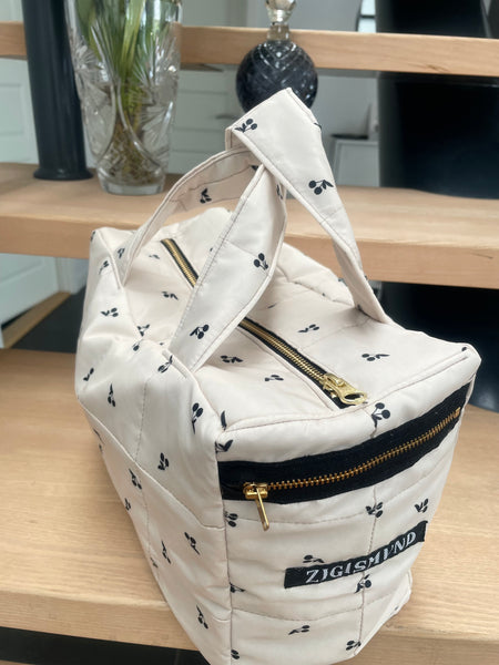 Makeup/toilettaske i smuk quilt med kirsebær