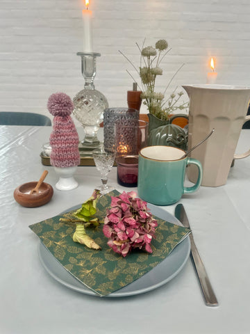 Æggevarmer aka Nissehue i lyserød og Rosa strik med pom pom.