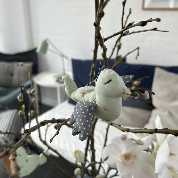Fugleophæng med broderi.