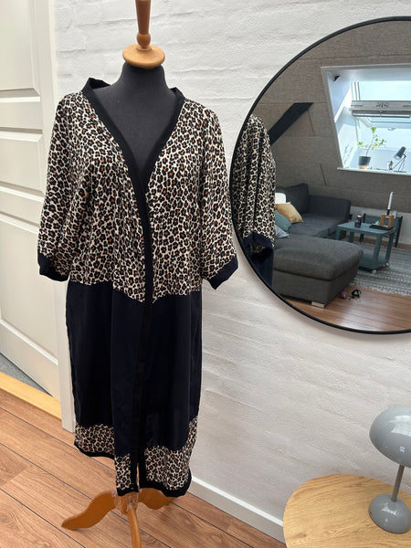 Kimono med dyreprint, blå og sort. Str.m/l