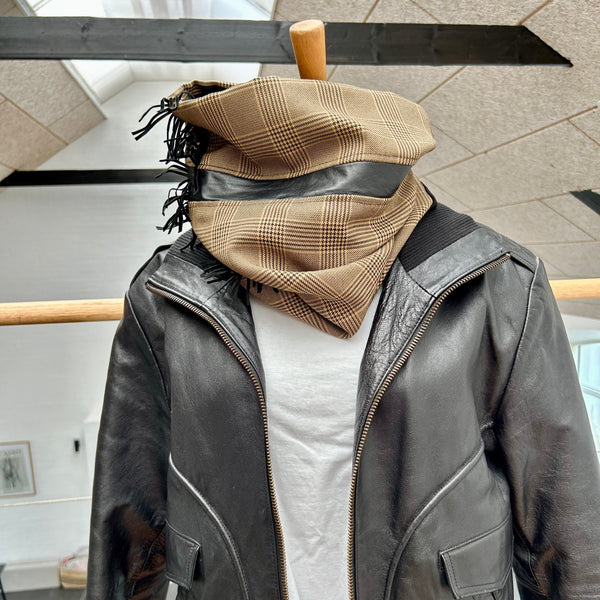 Unika tube med sort kalveskind og frynser.