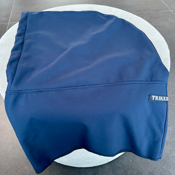 Balaclava i blåt vandafvisende stof.