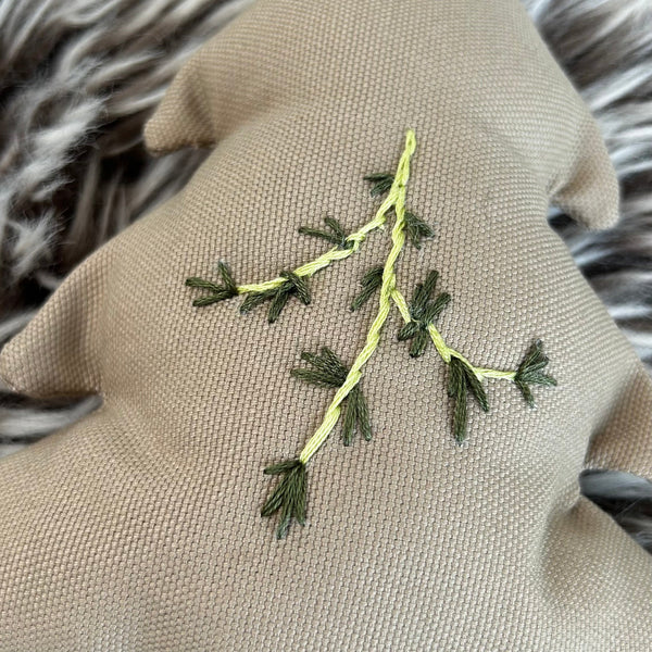 Juletræ ophæng i beige med broderi.