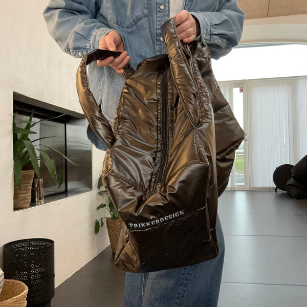 Shopper i brunt skinnende stof.