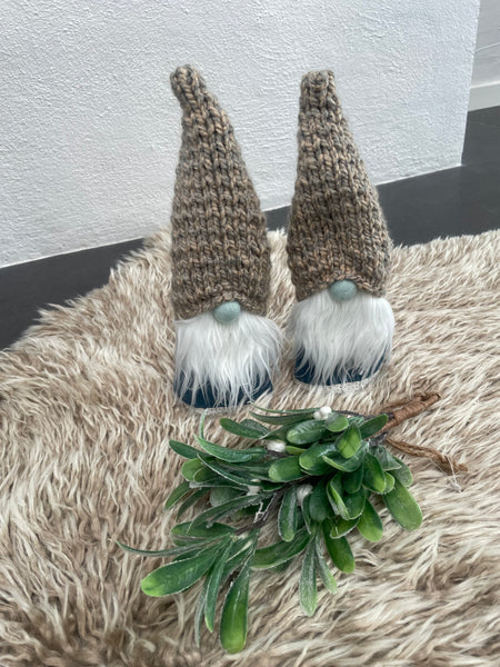 Håndlavet “Gnom” i blå velour og med hjemmestrikket hue.(1 stk.)