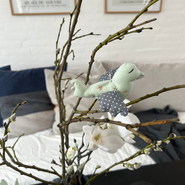 Fugleophæng med broderi.