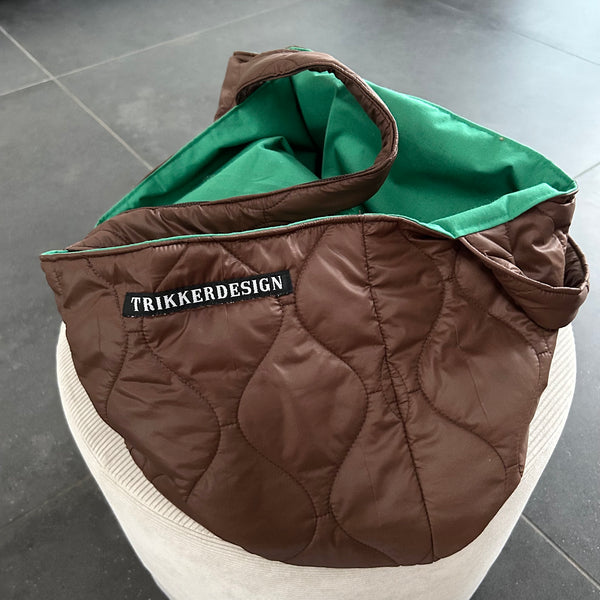 Shopper i mørkebrun quilt og grønt foer.