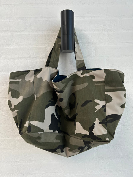 Shopper i armyfarver og med lomme indeni.