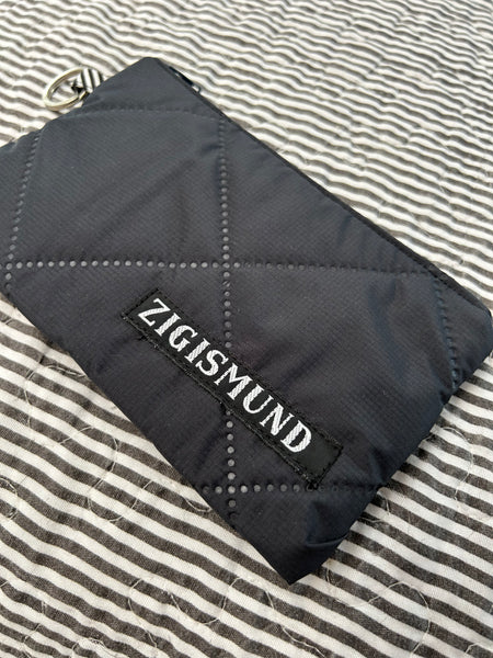 Keyhanger taske i mørkegrå quilt.