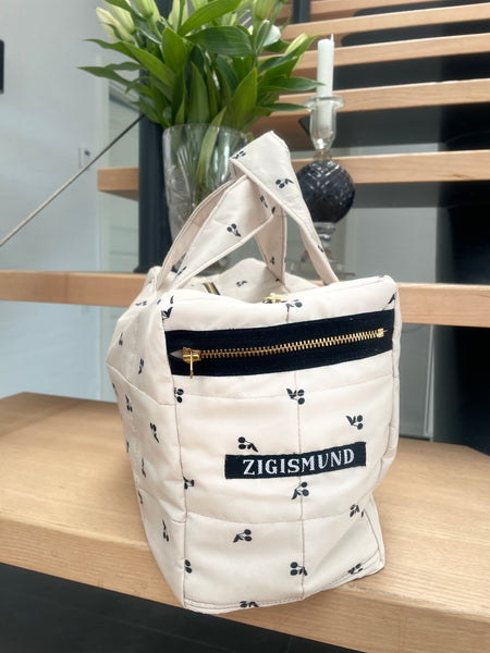 Makeup/toilettaske i smuk quilt med kirsebær