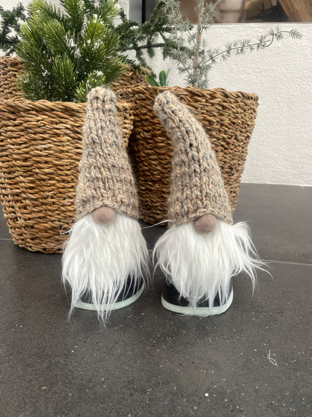 ❤️Håndlavede “Gnomer”i mørkegrå møbelvelour og hjemmestrikkede huer.