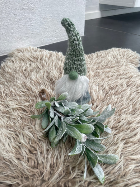 ❤️Håndlavet “”Gnom” i meleret blå og med hjemmestrikket hue.