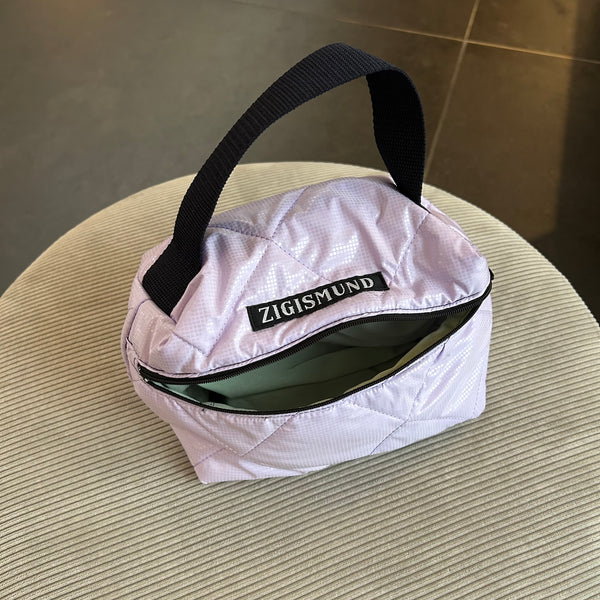 Toilet/makeup taske i lyselilla med shine.