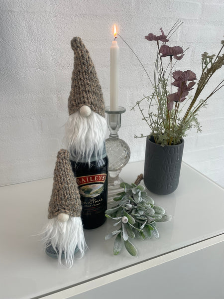 ❤️Håndlavede “Gnomer” med hjemmestrikkede huer i beige (2 stk).