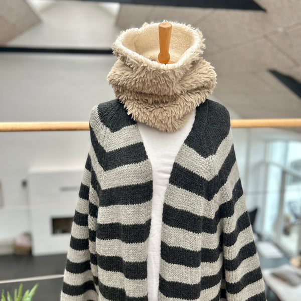 Halsedisse i fake fur i nude og med råhvid tykt teddybear