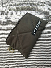 Indlæs billede til gallerivisning Keyhanger taske i armygrøn quilt.
