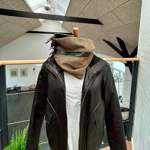 Unika tube med sort kalveskind og frynser.