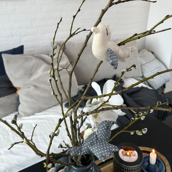 Håndlavet fugl i råhvid.
