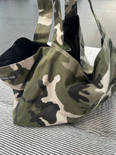 Indlæs billede til gallerivisning Shopper i armyfarver og med lomme indeni.
