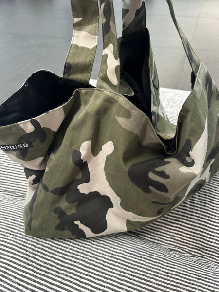 Shopper i armyfarver og med lomme indeni.