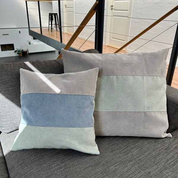 Pudebetræk i lys salvie, mørk kit og pastel blå. Lys salvie på bagsiden.