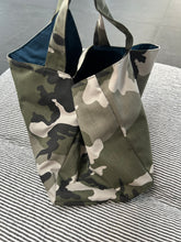 Indlæs billede til gallerivisning Stor shopper i army look med blåt foer og inderlomme.
