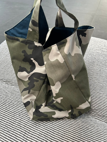 Stor shopper i army look med blåt foer og inderlomme.