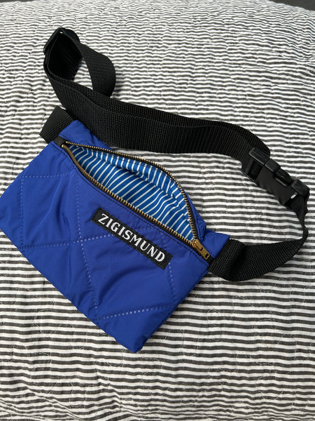 Bæltetaske/rossbody taske i coboltblå quilt.