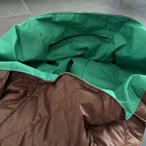 Shopper i mørkebrun quilt og grønt foer.
