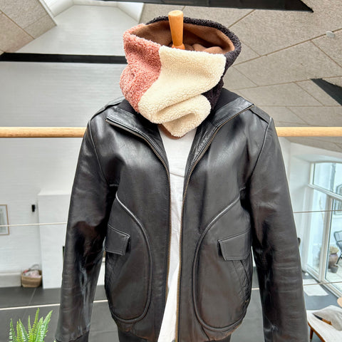 Halsedisse i rosa, sort og råhvid teddybear