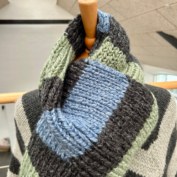 Håndstrikket jumbo tørklæde i blå, grønlig og antracit.