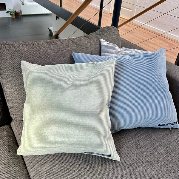 Pudebetræk i lys salvie, mørk kit og pastel blå. Lys salvie på bagsiden.