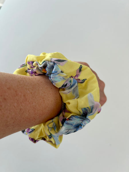 Scrunchie i skøn gul med blomster.