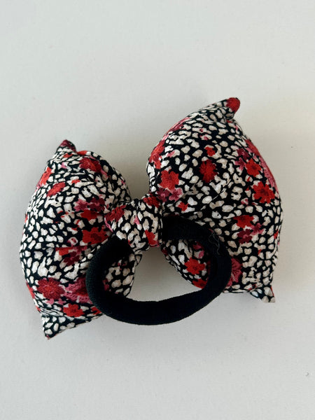 Stor og fluffy sløjfe med røde blomster.