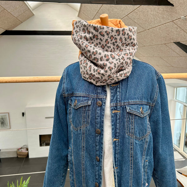 Unika halsedisse med cognac farvet stof og lammeskind.