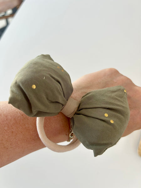 Stor sløjfe i støvet grøn med guld prikker.