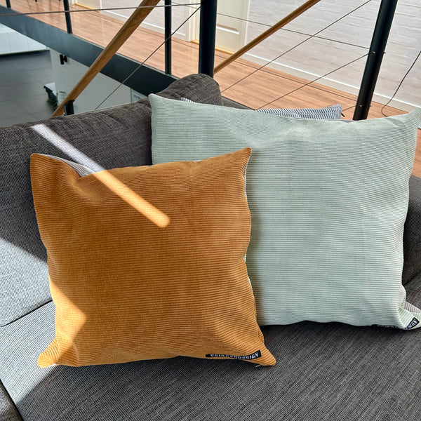 Pudebetræk i mørk kit, lys salvie og gylden brun fløjl. Bagsiden er gyldenbrun.