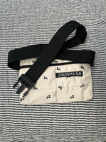 Bæltetaske/crossbody taske med skønne kirsebær.