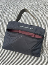 Indlæs billede til gallerivisning Toilet/makeuptaske i farven charcoal.
